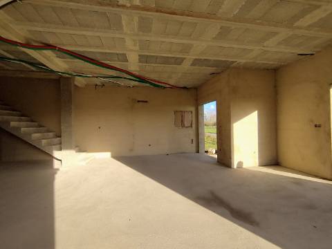 Moradia T4 - Troviscal / Oliveira do Bairro - Conforto, Espaço e Localização Privilegiada.