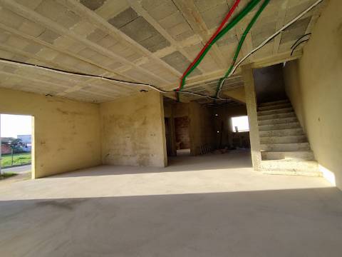 Moradia T4 - Troviscal / Oliveira do Bairro - Conforto, Espaço e Localização Privilegiada.