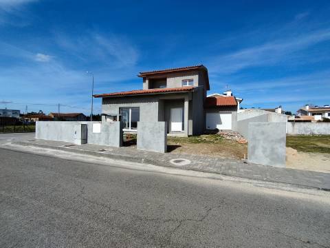 Moradia T4 - Troviscal / Oliveira do Bairro - Conforto, Espaço e Localização Privilegiada.