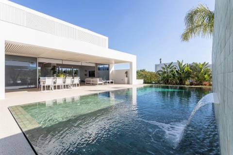 Contemporary 5-Bedroom Villa in Vilamoura - Perfect for Modern Living