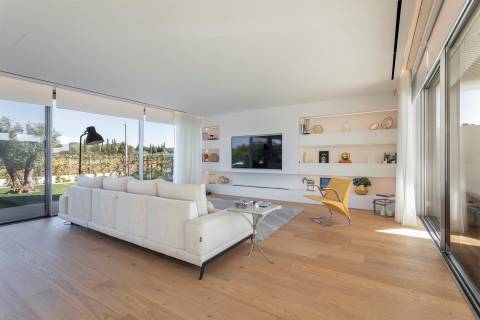 Contemporary 5-Bedroom Villa in Vilamoura - Perfect for Modern Living