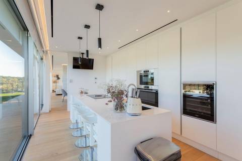 Contemporary 5-Bedroom Villa in Vilamoura - Perfect for Modern Living