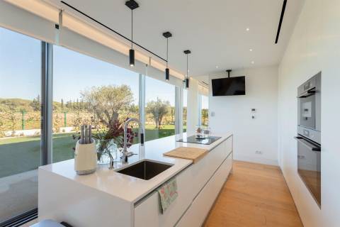 Contemporary 5-Bedroom Villa in Vilamoura - Perfect for Modern Living