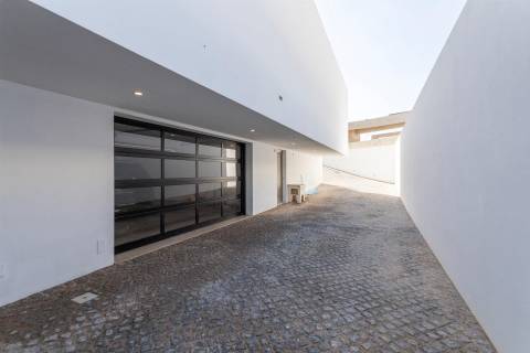 Contemporary 5-Bedroom Villa in Vilamoura - Perfect for Modern Living