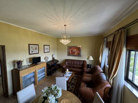 Moradia independente de dois andares em Figueiró, Amarante.
