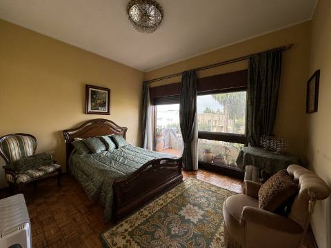 Moradia independente de dois andares em Figueiró, Amarante.
