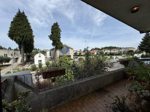 Moradia independente de dois andares em Figueiró, Amarante.
