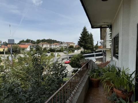 Moradia independente de dois andares em Figueiró, Amarante.
