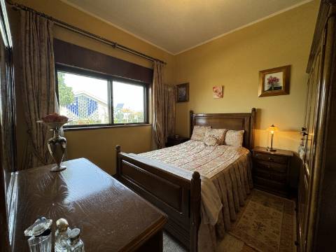 Moradia independente de dois andares em Figueiró, Amarante.
