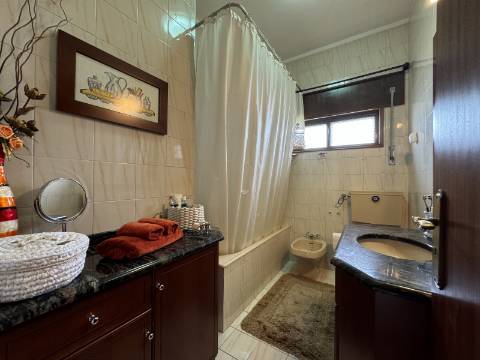 Moradia independente de dois andares em Figueiró, Amarante.
