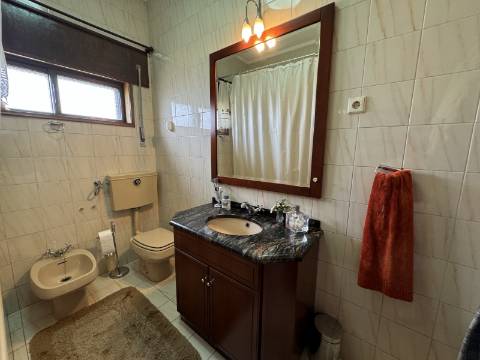 Moradia independente de dois andares em Figueiró, Amarante.
