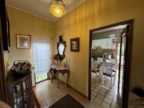 Moradia independente de dois andares em Figueiró, Amarante.
