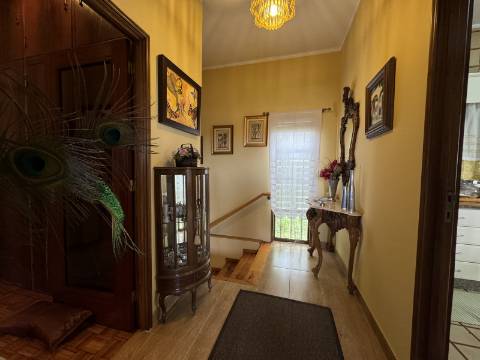 Moradia independente de dois andares em Figueiró, Amarante.
