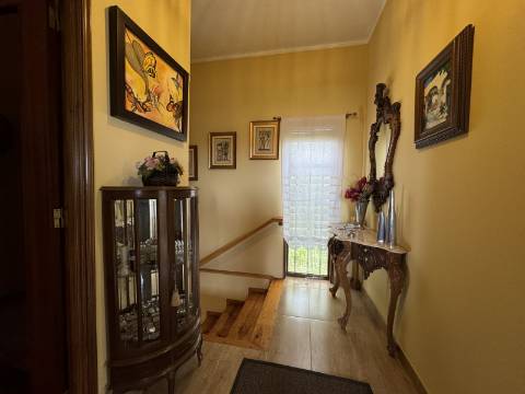 Moradia independente de dois andares em Figueiró, Amarante.
