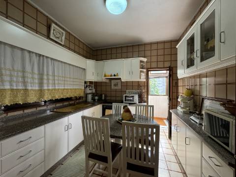 Moradia independente de dois andares em Figueiró, Amarante.
