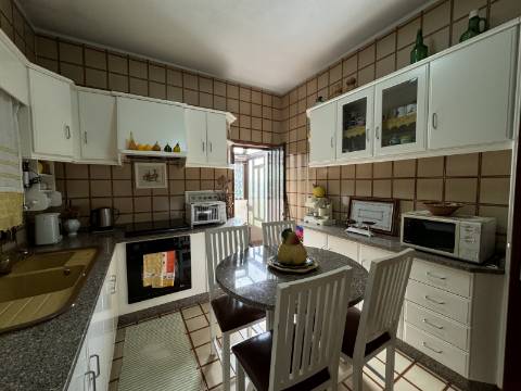 Moradia independente de dois andares em Figueiró, Amarante.
