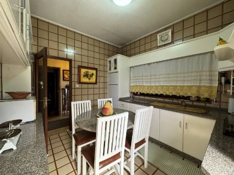 Moradia independente de dois andares em Figueiró, Amarante.
