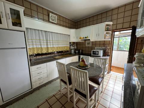 Moradia independente de dois andares em Figueiró, Amarante.
