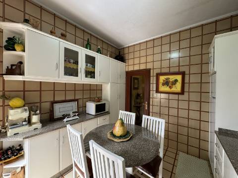 Moradia independente de dois andares em Figueiró, Amarante.
