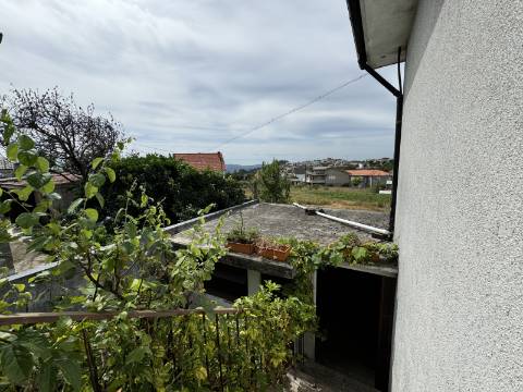 Moradia independente de dois andares em Figueiró, Amarante.
