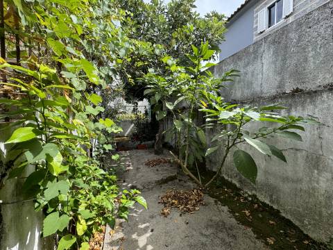 Moradia independente de dois andares em Figueiró, Amarante.
