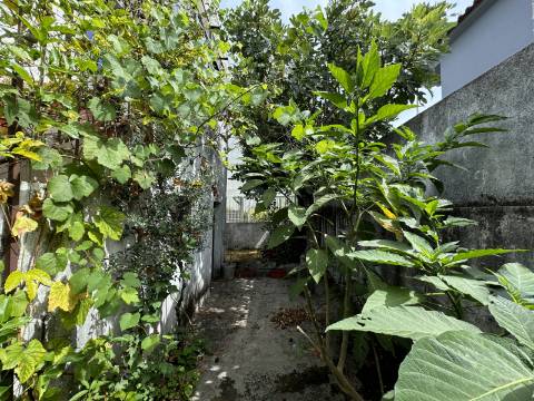 Moradia independente de dois andares em Figueiró, Amarante.
