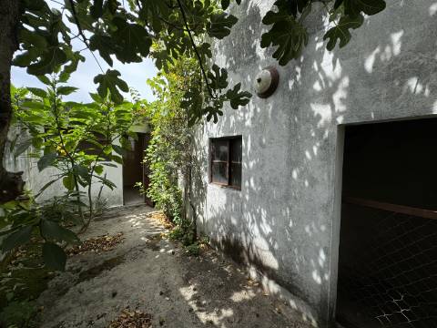 Moradia independente de dois andares em Figueiró, Amarante.
