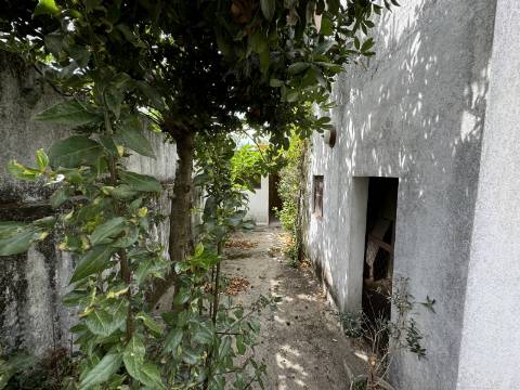 Moradia independente de dois andares em Figueiró, Amarante.
