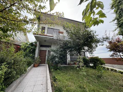 Moradia independente de dois andares em Figueiró, Amarante.
