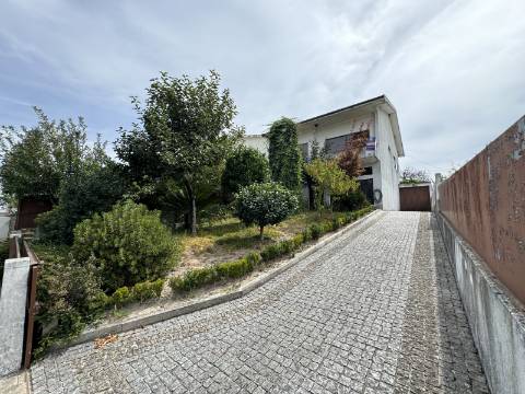 Moradia independente de dois andares em Figueiró, Amarante.
