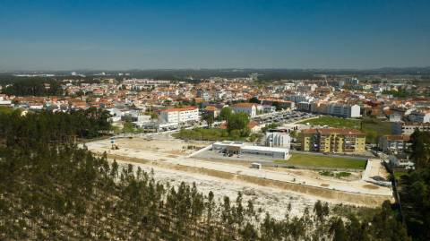 Lote de terreno para construção de moradia unifamiliar de Rc e/ou dois pisos