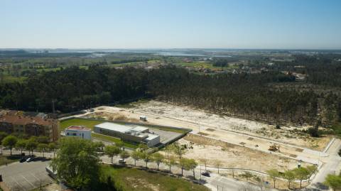 Lote de terreno para construção de moradia unifamiliar de Rc e/ou dois pisos