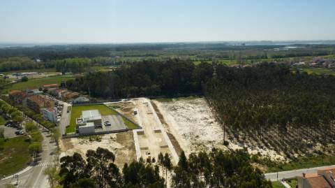 Lote de terreno para construção de moradia unifamiliar de Rc e/ou dois pisos
