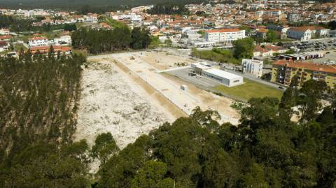 Lote de terreno para construção de moradia unifamiliar de Rc e/ou dois pisos