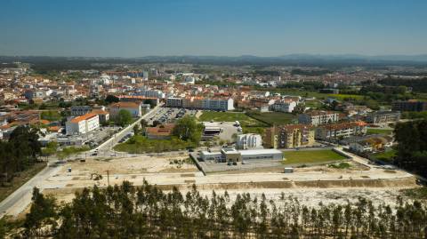 Lote de terreno para construção de moradia unifamiliar de Rc e/ou dois pisos
