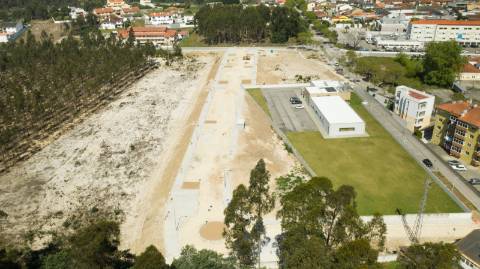 Lote de terreno para construção de moradia unifamiliar de Rc e/ou dois pisos