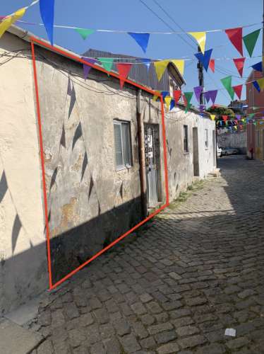 Moradia para Renovar com Jardim em Bonfim,