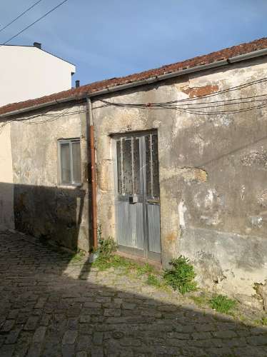 Moradia para Renovar com Jardim em Bonfim,