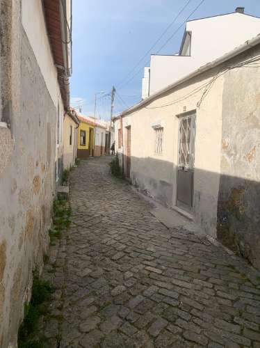 Moradia para Renovar com Jardim em Bonfim,