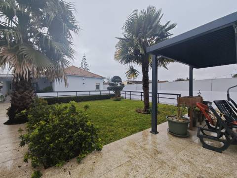 Moradia com piscina e jardim