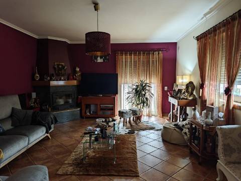 Moradia com piscina e jardim