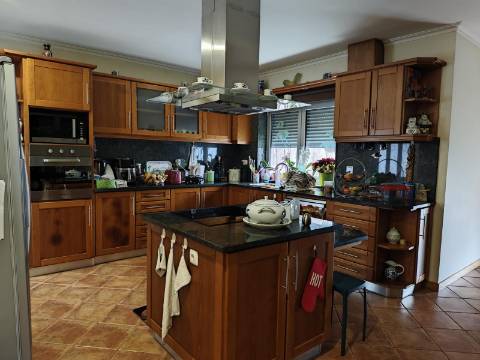 Moradia com piscina e jardim