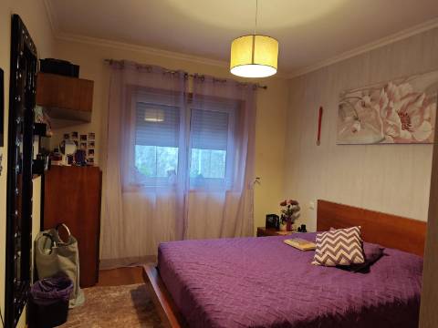 Moradia com piscina e jardim