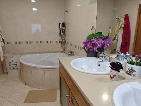 Moradia com piscina e jardim