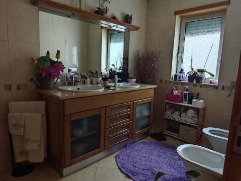 Moradia com piscina e jardim