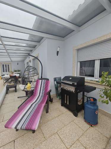 Moradia com piscina e jardim