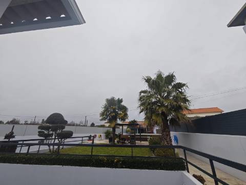 Moradia com piscina e jardim