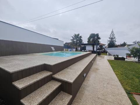 Moradia com piscina e jardim
