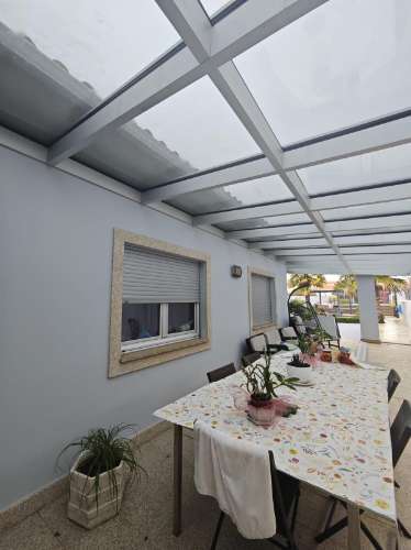 Moradia com piscina e jardim