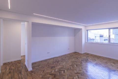 Apartamento T4 Excecional no Porto - Totalmente Renovado e Pronto a Habitar